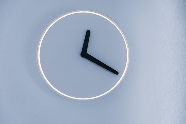 Time spent learning Italian - a photo of a clock showing time 12:20