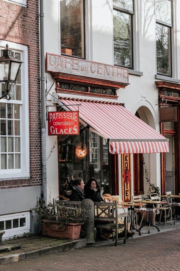 Photo of a French café for French learners