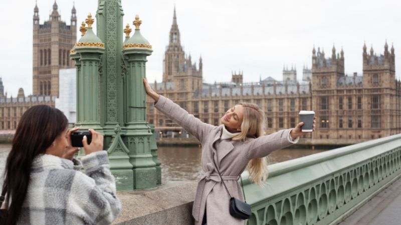Girls taking a photo in the London Bridge-Sexiest Accents Around The World-Lingopie
