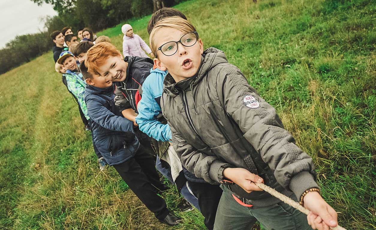 Children pulling on the rope