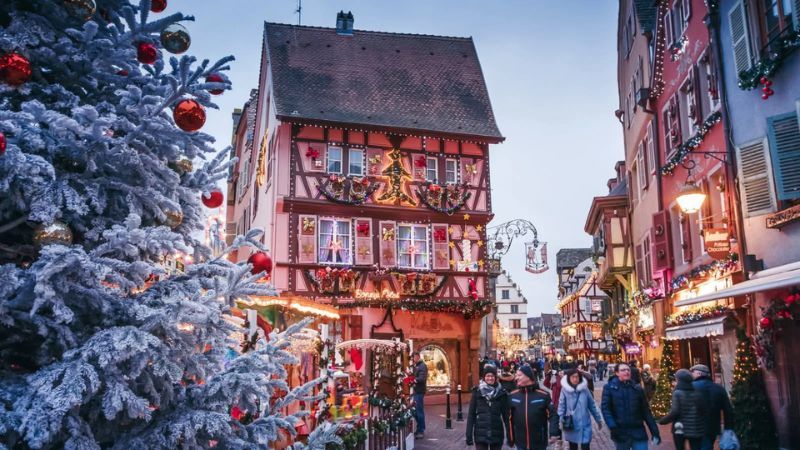 Old French town in christmas - How To Say Merry Christmas In French - Lingopie