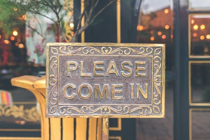 "Please come in" sign