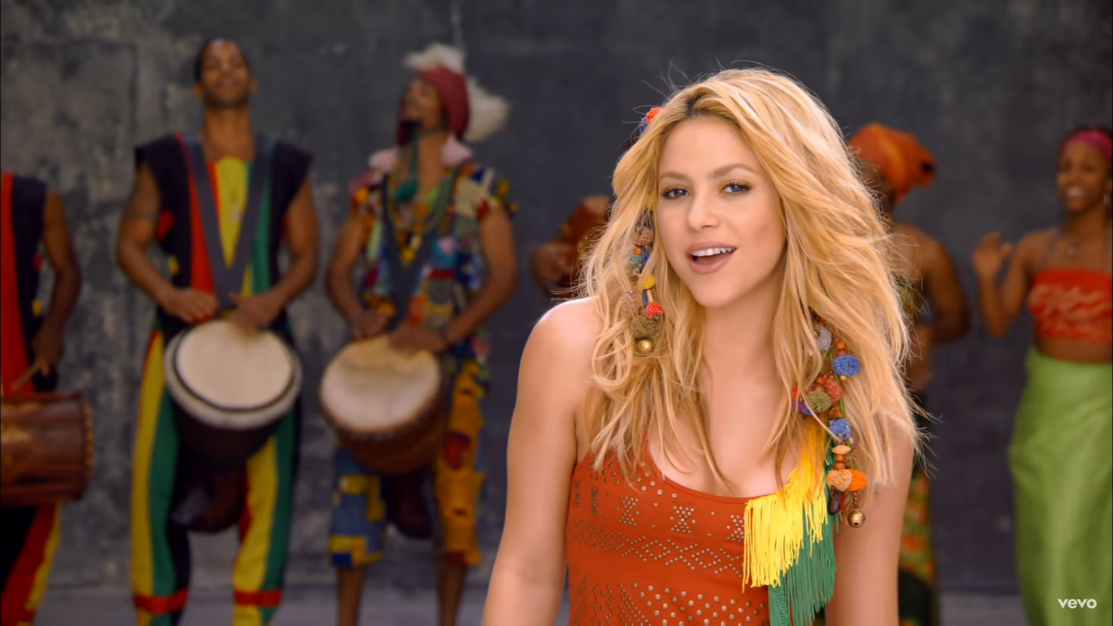 Песня ла ла ла поет мужчина. Shakira 2010 Waka Waka.