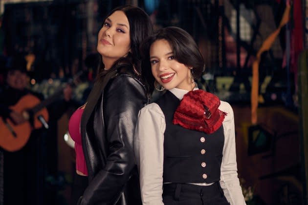 Qué Agonía - Yuridia, Angela Aguilar